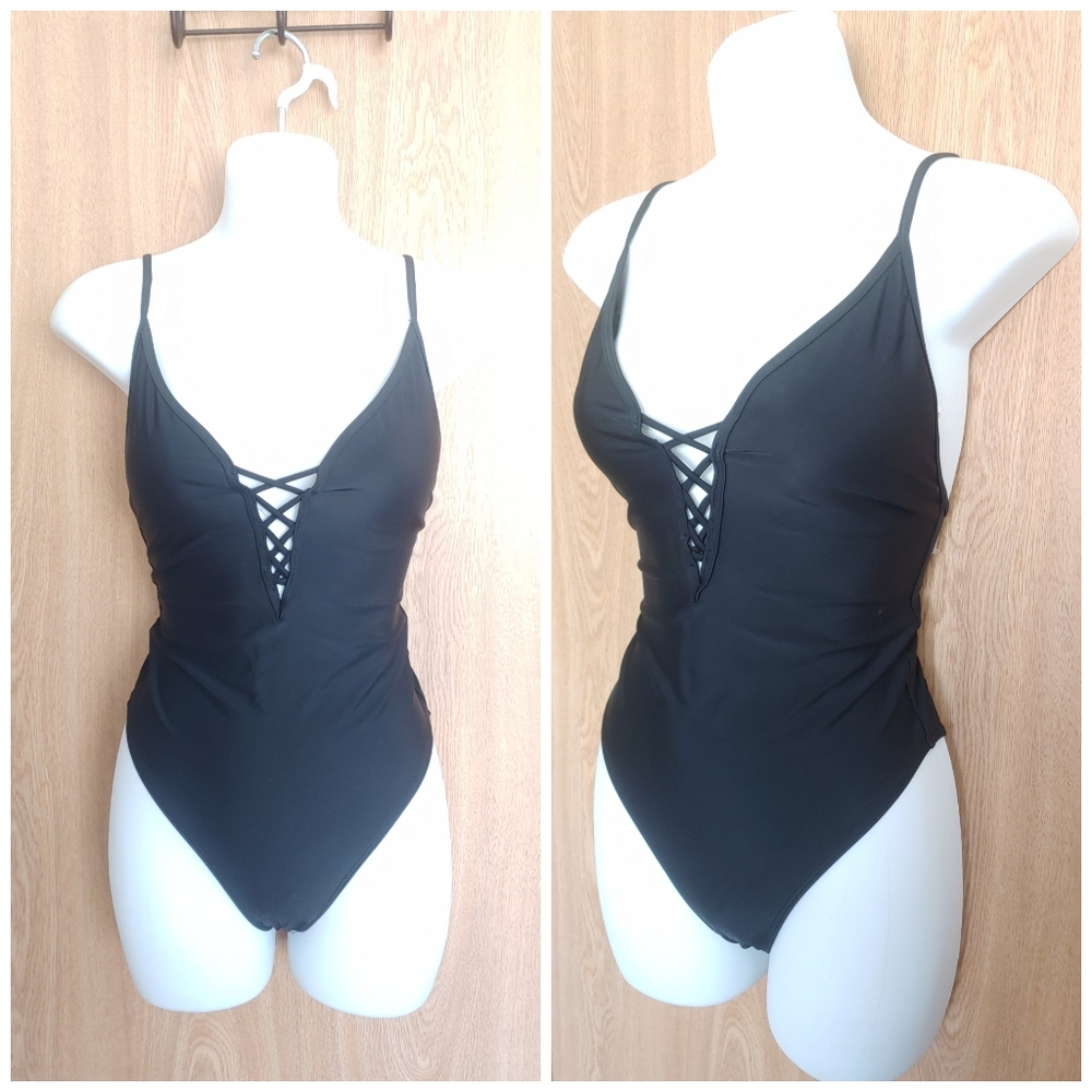 🖤 NWT Hollister one piece swimsuit